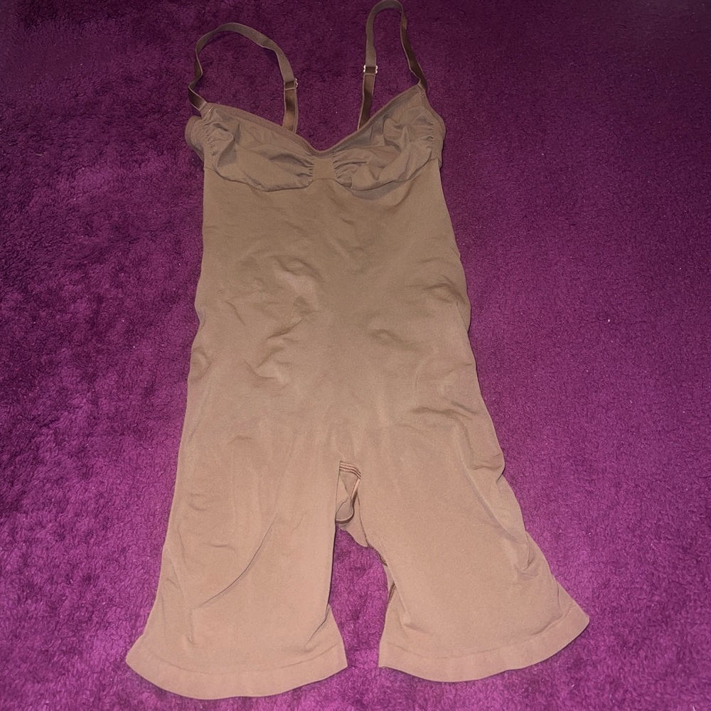 Skims Women's Scoop Neck Seamless Low Back Sculpt Mid-Thigh Bodysuit